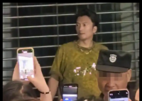 歌迷狂追“谢霆锋”拍照 安保:假的! 实在太让人无语了