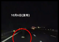 夜间高速突然冒出一人 司机吓到尖叫 究竟是怎么回事？