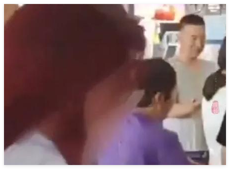 乘客在机场阻止插队被扇耳光 实在太让人气愤