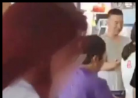 乘客在机场阻止插队被扇耳光 实在太让人气愤