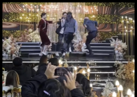 新人婚礼双方父母在台上嗨跳 到底是什么情况？