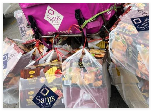 山姆配送员电动车挂满大件货物 为什么这么多东西？