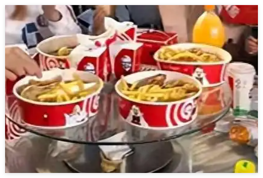 酒席为小朋友准备两桌肯德基 这也太快活了