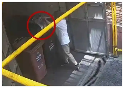 15万现金被男子当垃圾扔了 真相简直太意外了