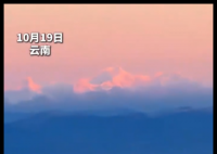 男子登顶雪山同时看到两座日照金山 画面曝光实在太罕见了