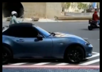 台湾一男子开敞篷跑车抢劫14万金链 事件始末2025最新消息