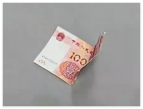 工人掉百元现金 老板跑遍工地找人 简直令人动容