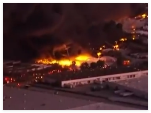 美国一飞机坠毁 附近大楼被撞 背后真相实在让人惊愕