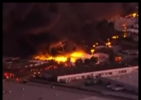 美国一飞机坠毁 附近大楼被撞 背后真相实在让人惊愕